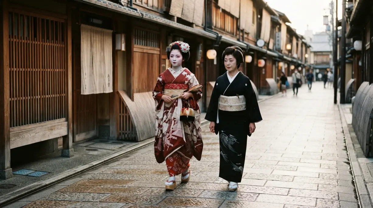 Maiko y geiko caminando por una calle tradicional de Gion en Kioto