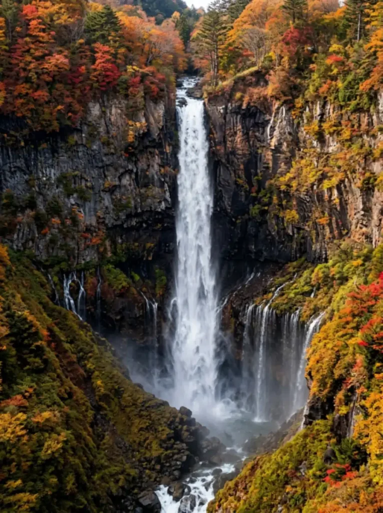 Cascada Kegon de Nikko rodeada de arces en otoño