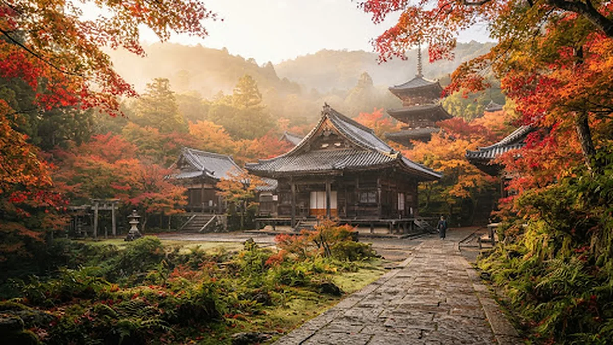 Templo de Kioto rodeado de arces rojos en noviembre