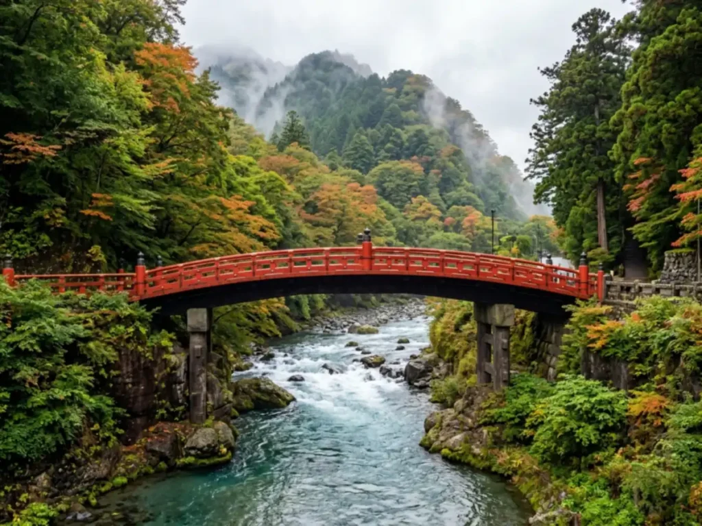 Puente Shinkyo rojo sobre el río Daiya en Nikko, Japón